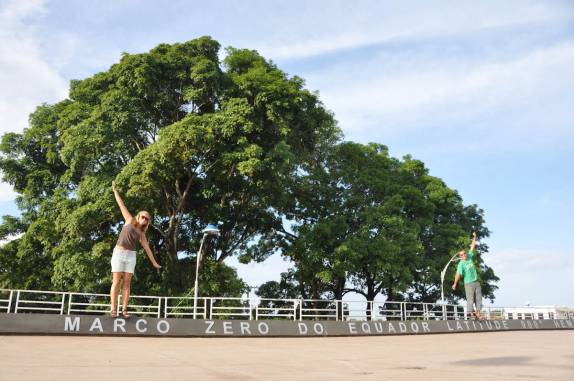 Bem encima da linha do Equador (em Macapá - AP)
